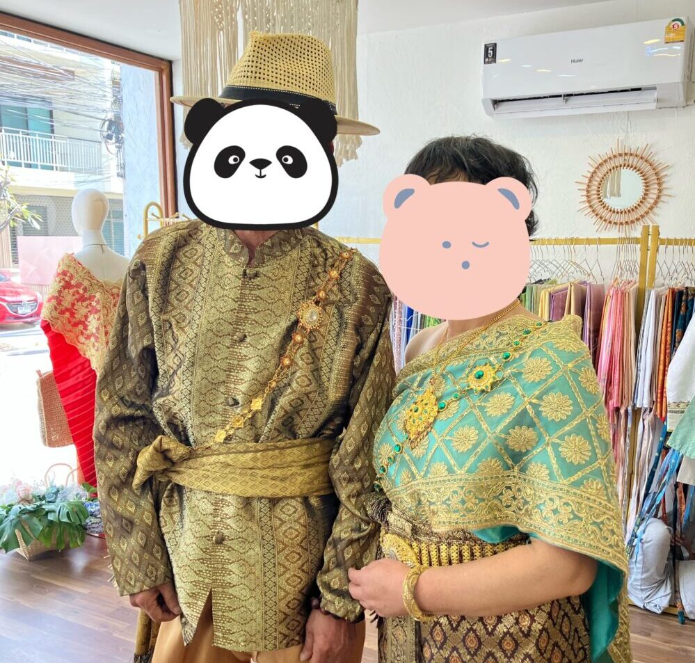 タイ伝統服装を着ている60代夫婦です